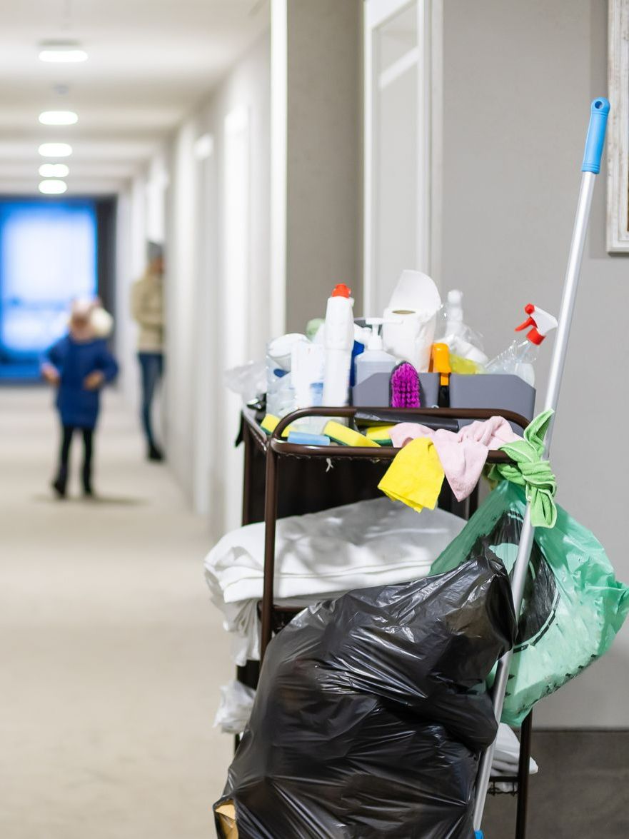 Nettoyage d'un couloir d'immeuble