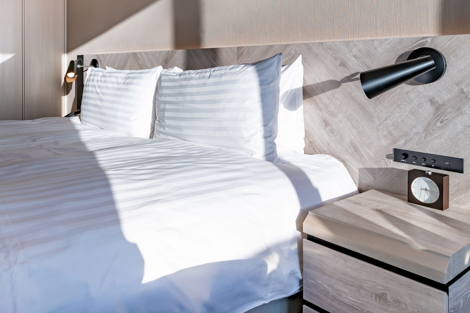 Chambre nettoyée avec lit fait