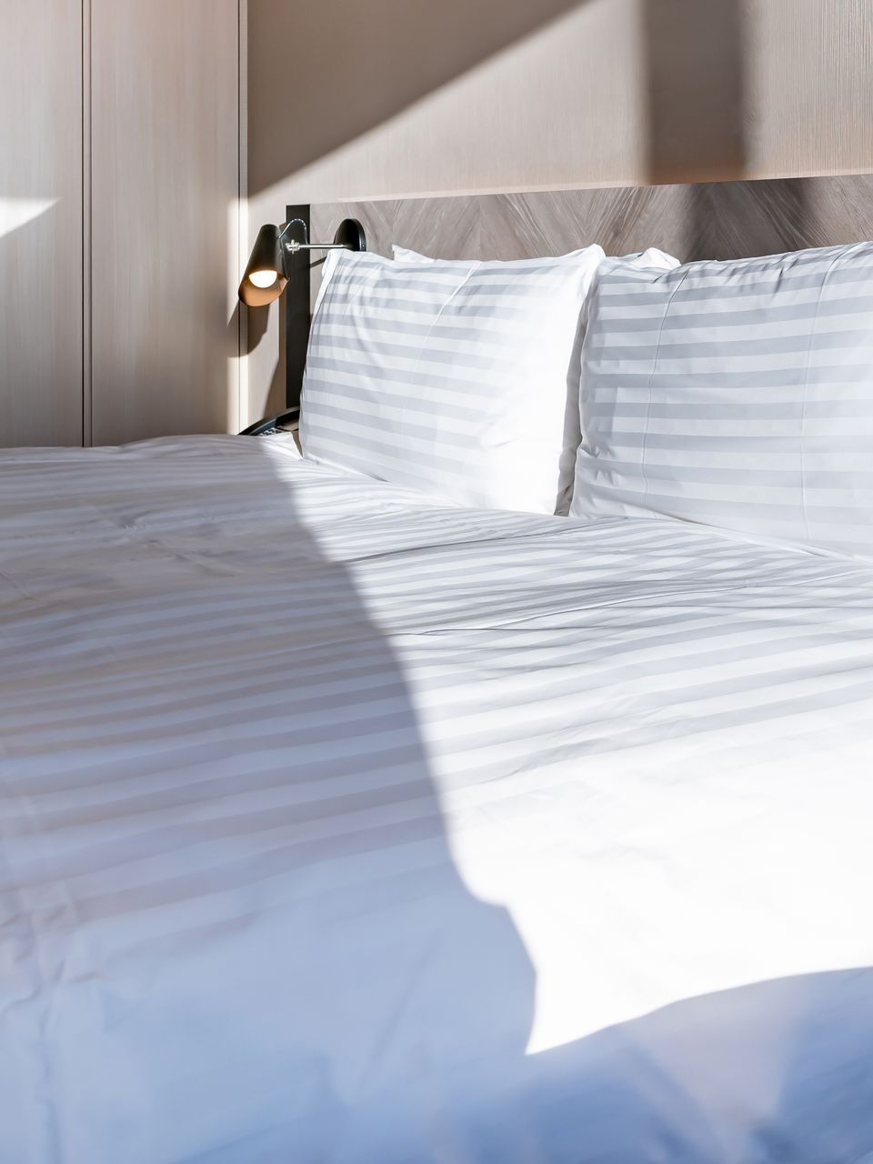 Chambre d'hôtel avec lit blanc