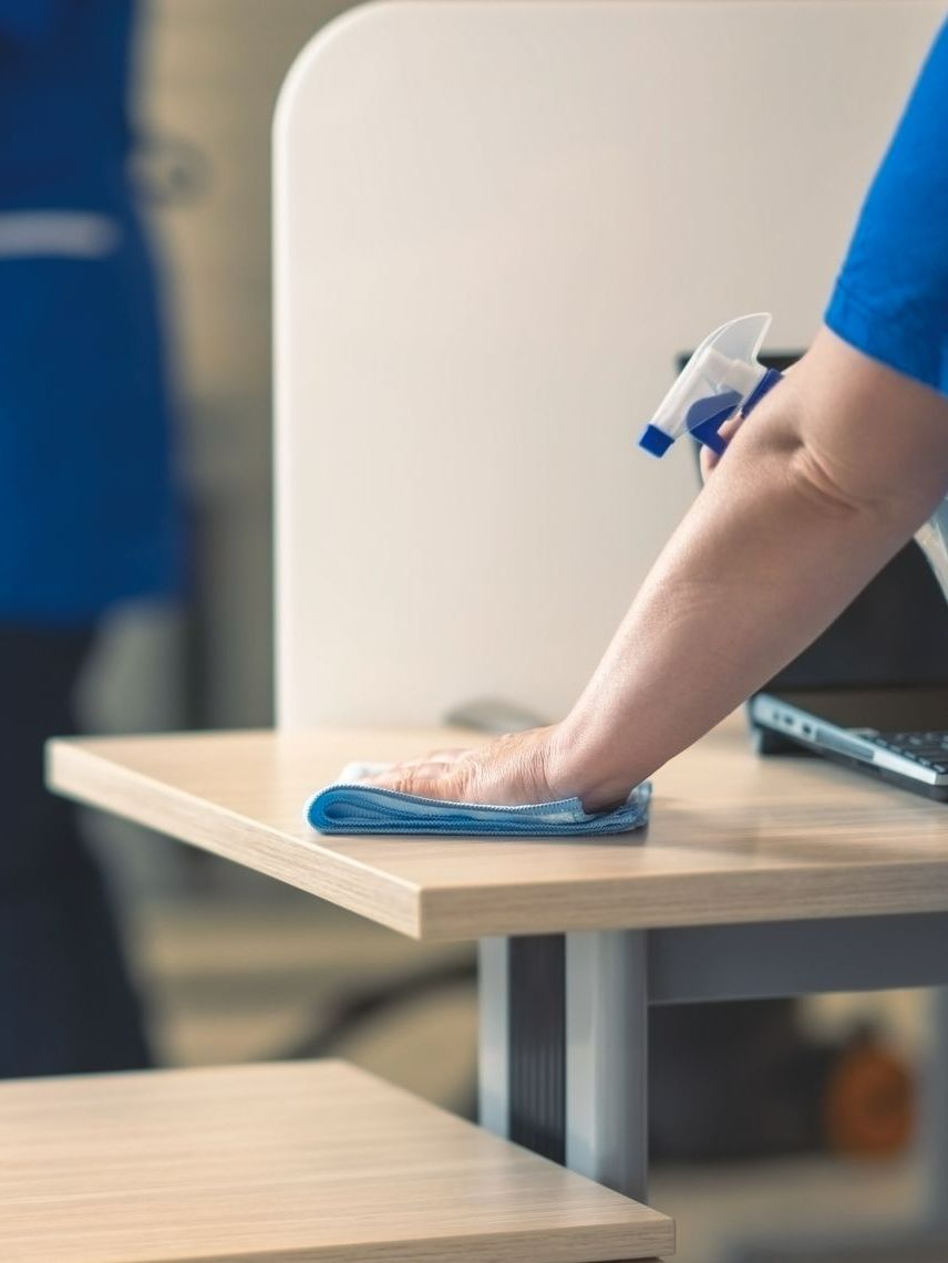 Nettoyage de la surface d'un bureau