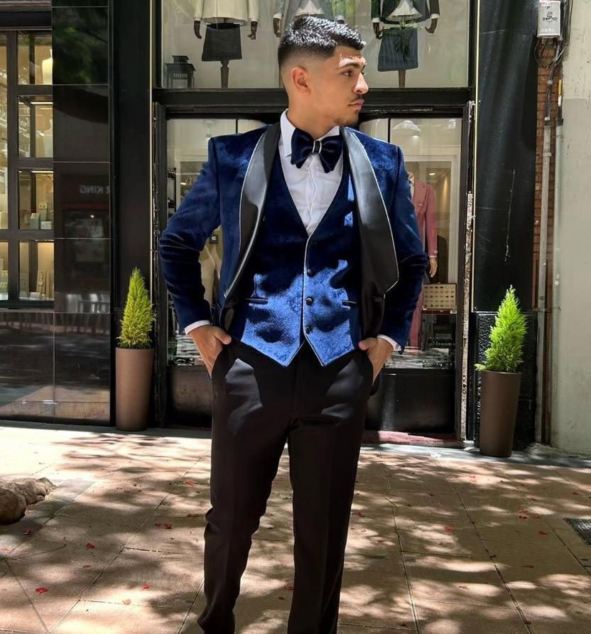 Un hombre lleva un esmoquin