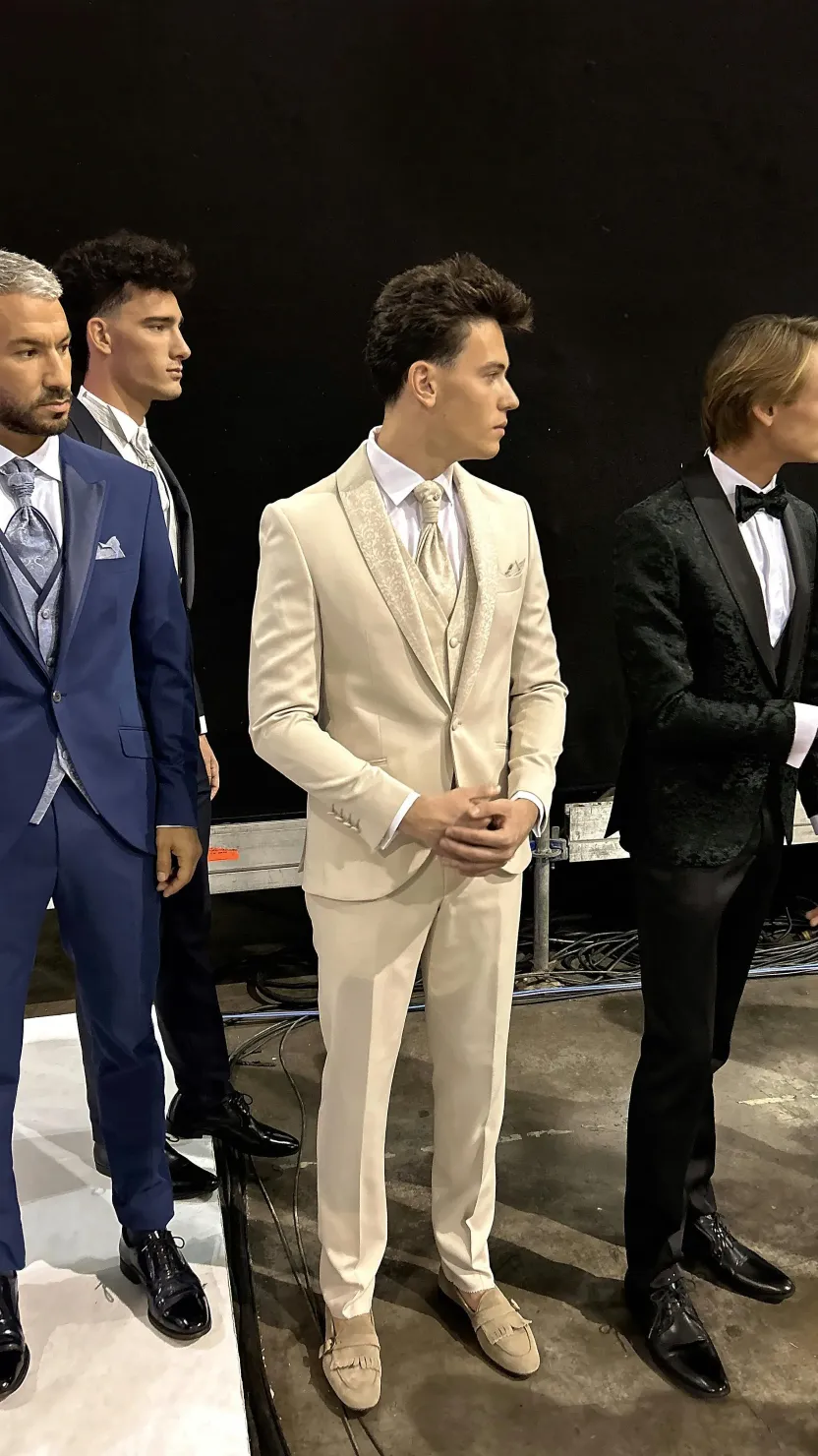 Un grupo de hombres con traje están parados uno al lado del otro en un escenario.