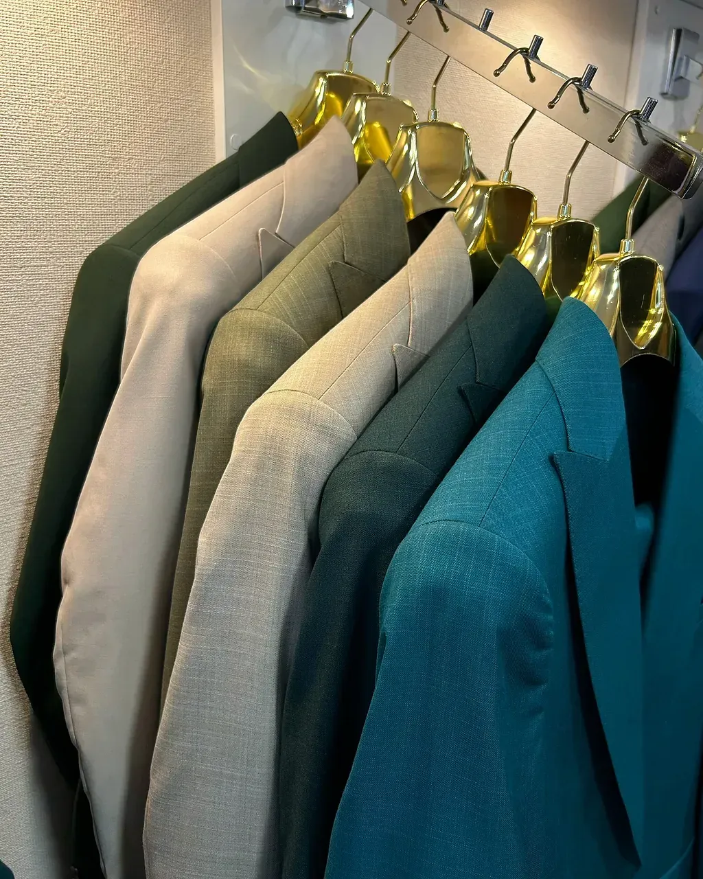 Un montón de chaquetas están colgadas en un perchero