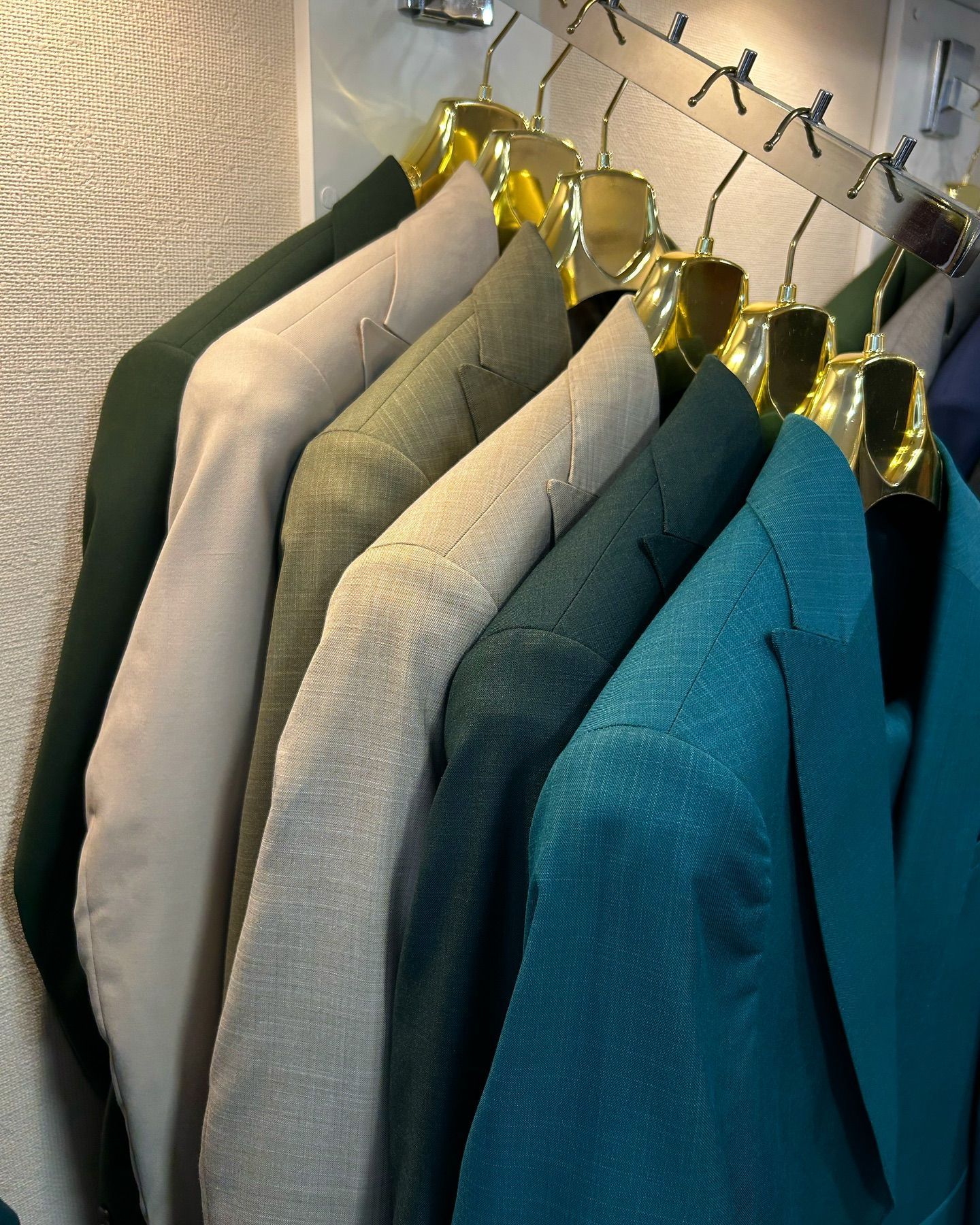 Una fila de chaquetas están colgadas en un armario.