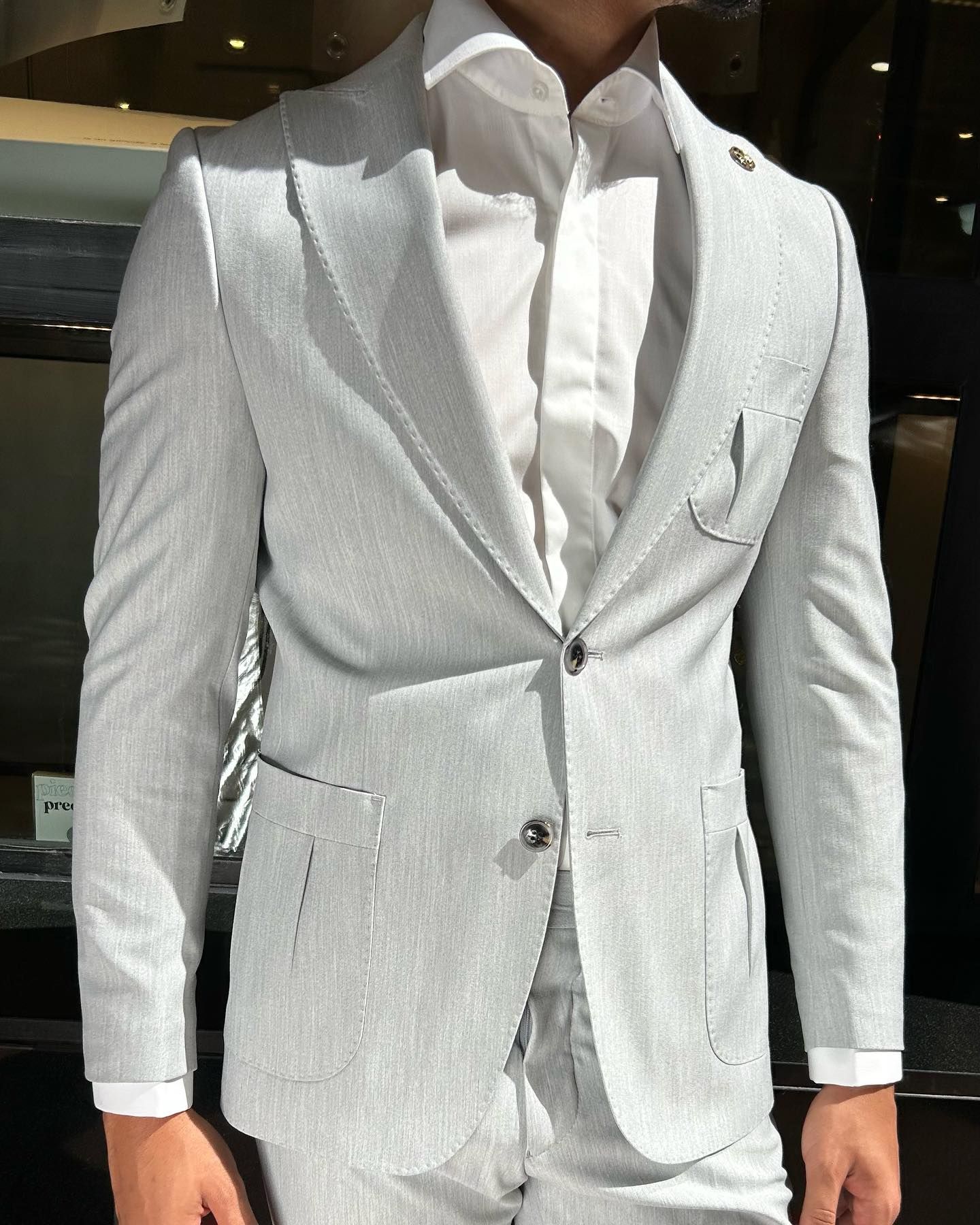 Un hombre vestido con un traje blanco y una camisa blanca