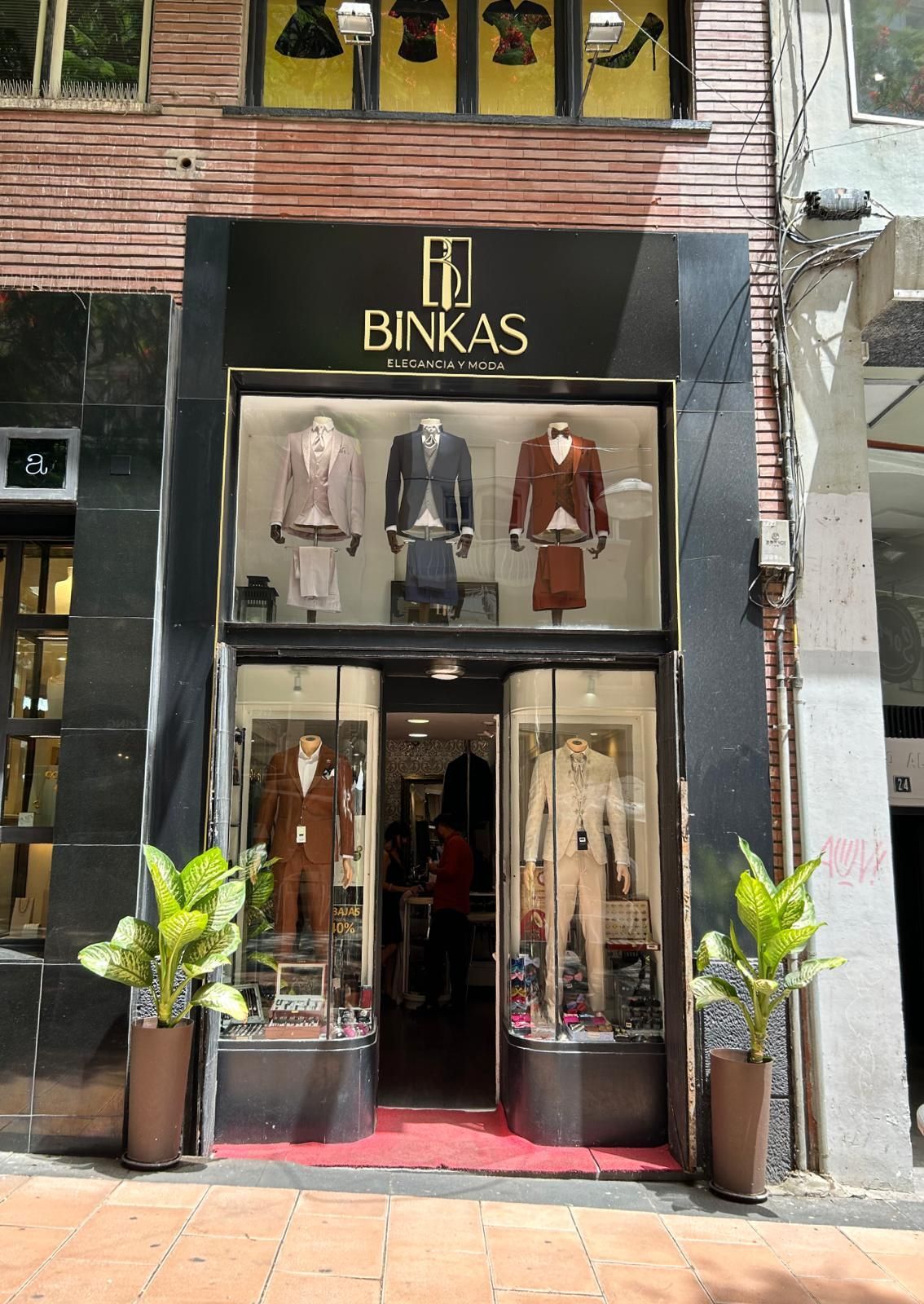 Un escaparate con un cartel que dice binkas.