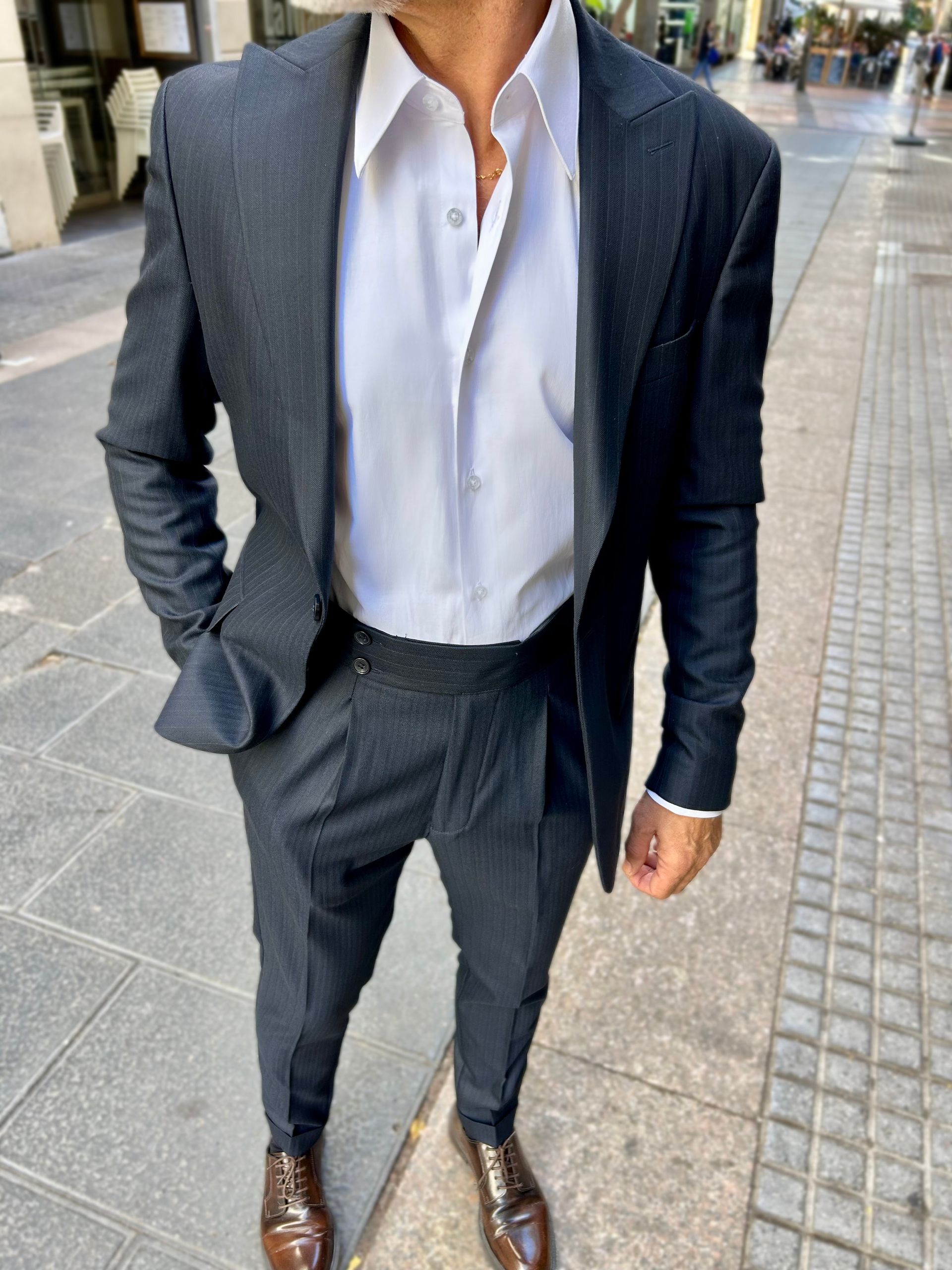 Un hombre vestido con un traje blanco y una camisa blanca