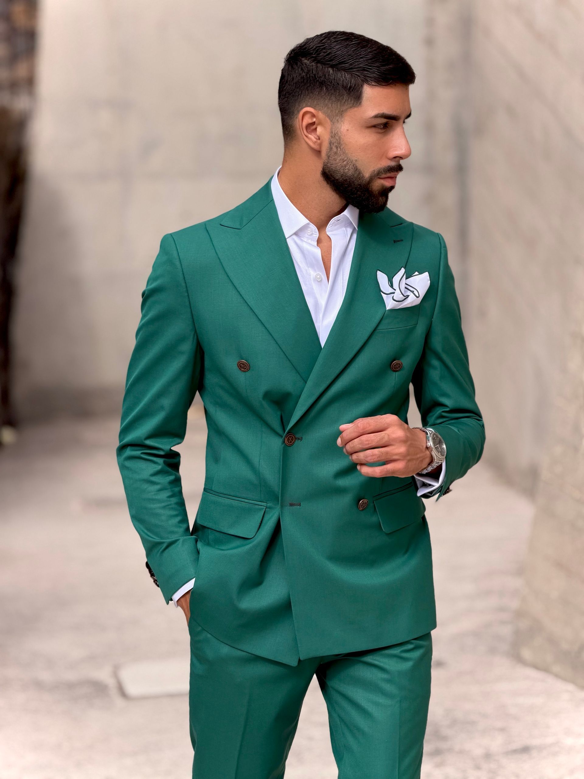 Una fila de chaquetas están colgadas en un armario.