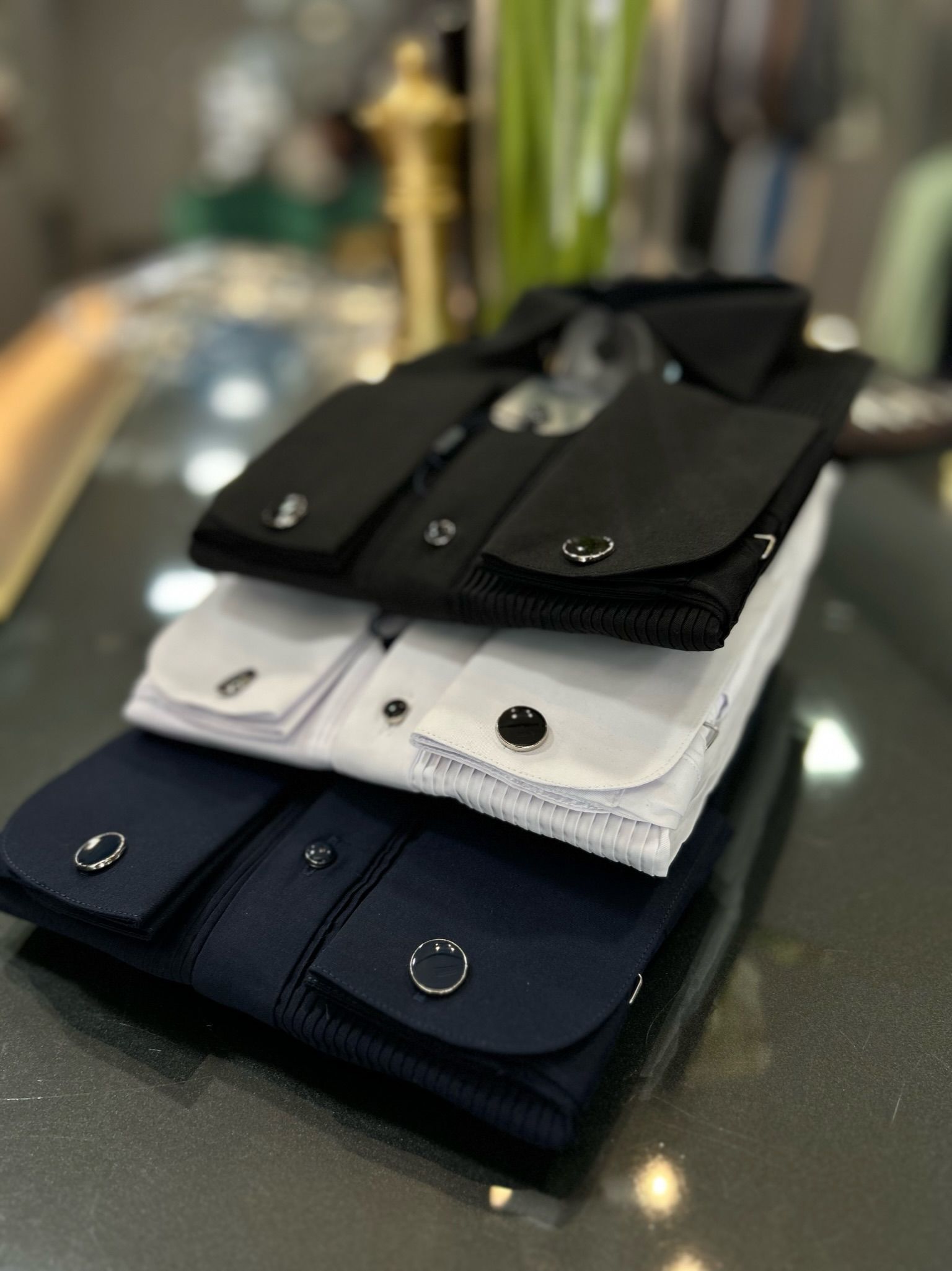 Un armario lleno de ropa colgada en percheros.