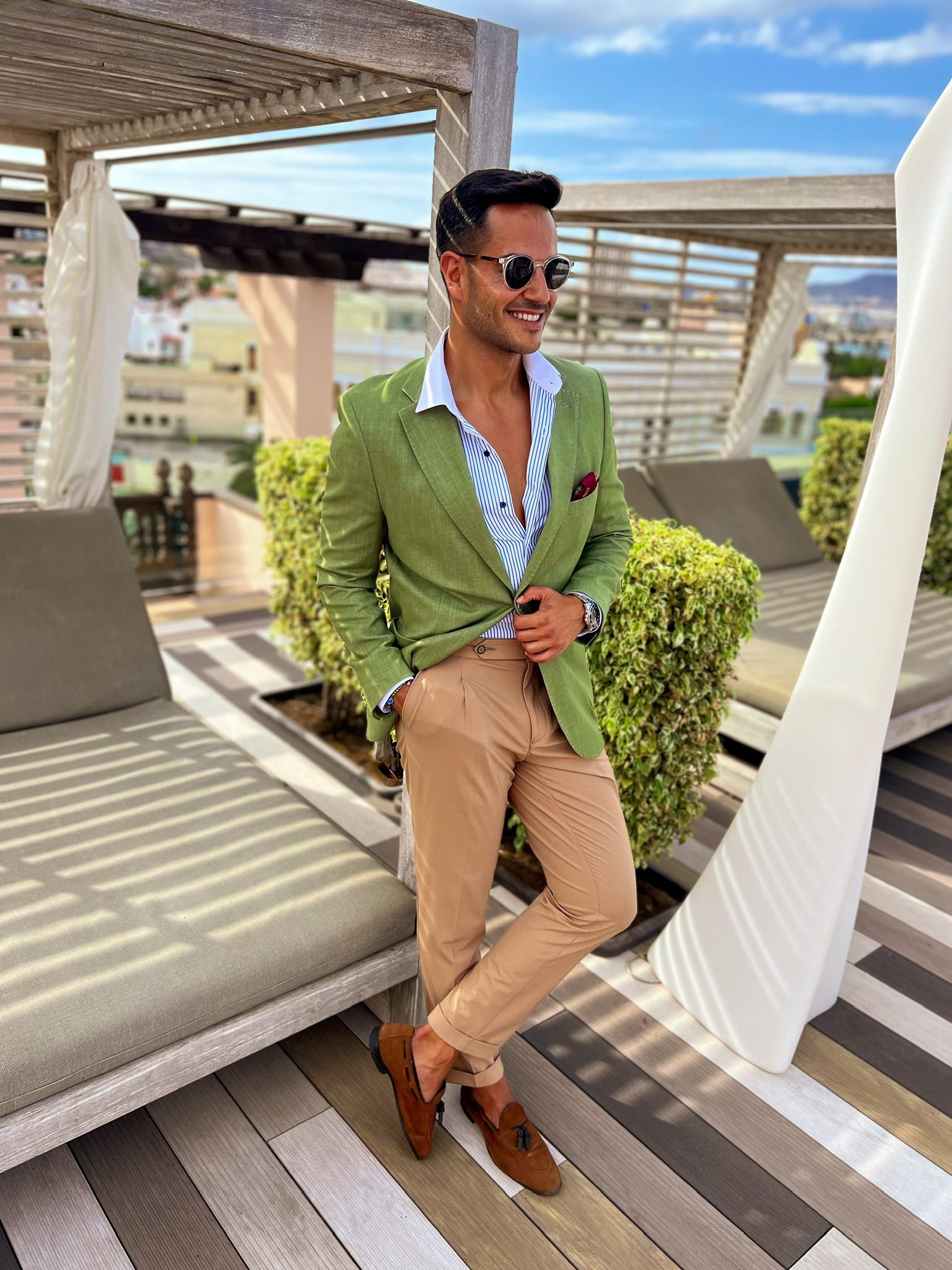 Un hombre con traje azul y corbata está sentado en una mesa.