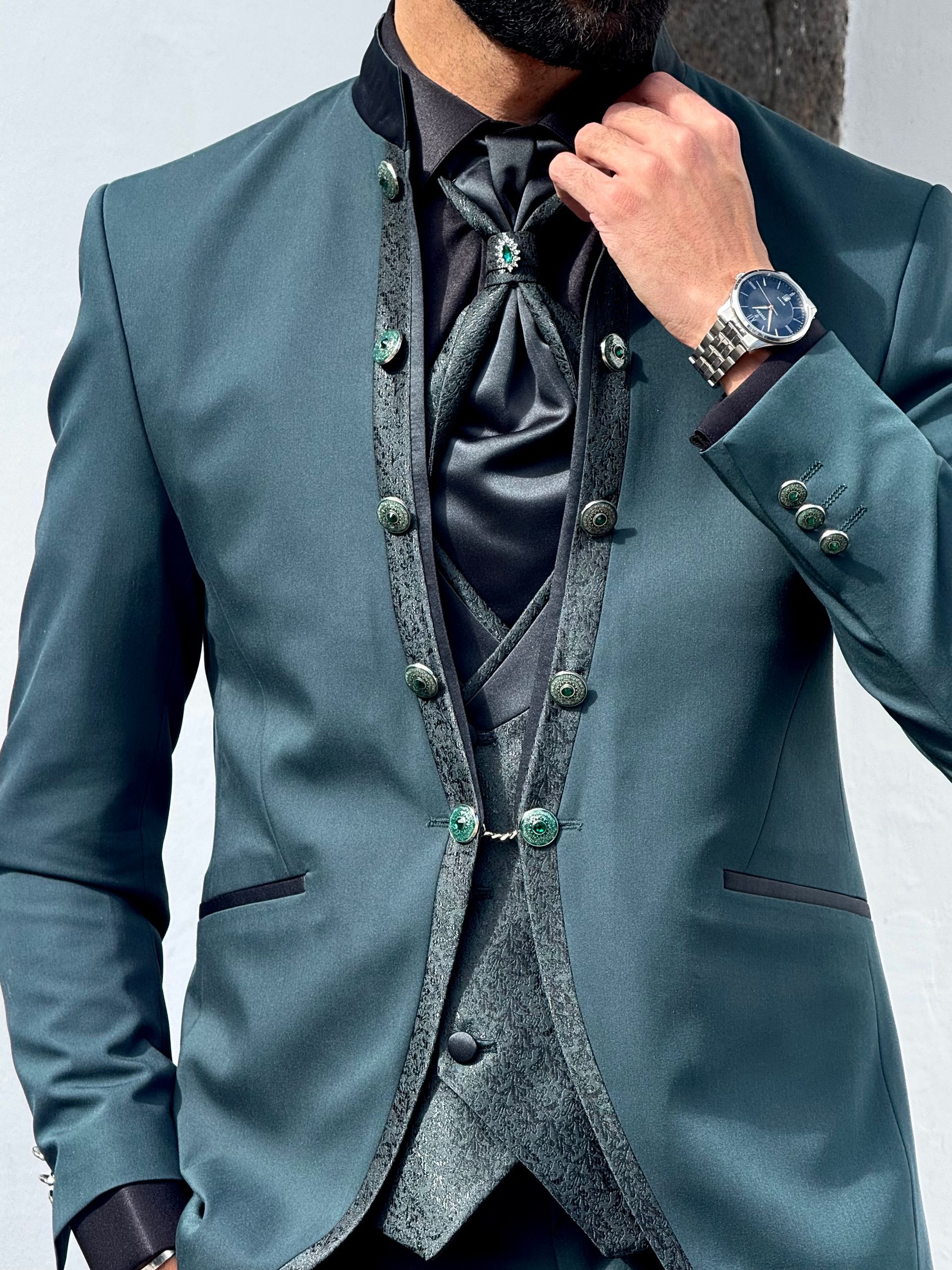 Un hombre con un traje marrón está parado en un parque.