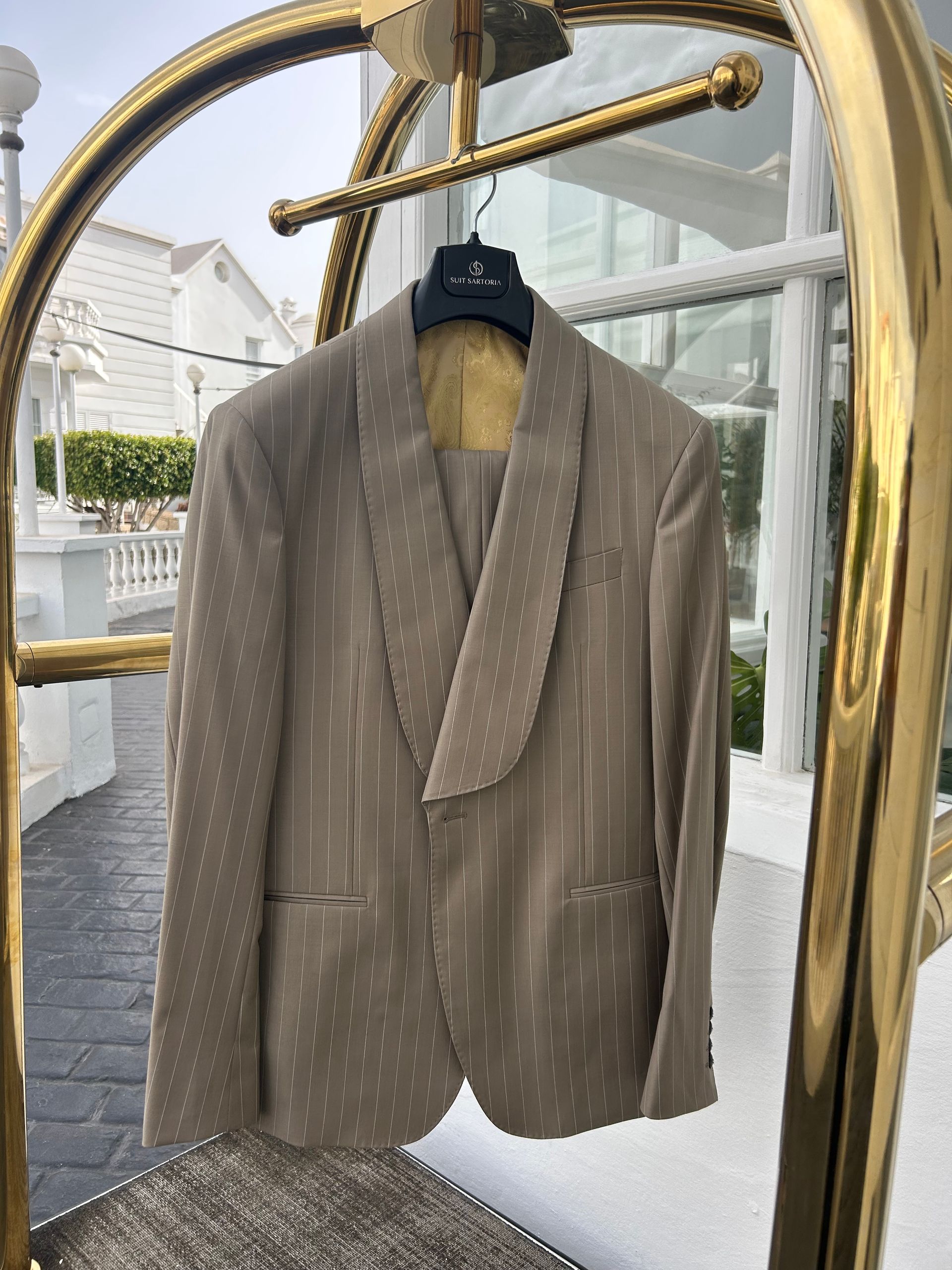 Un hombre lleva un esmoquin