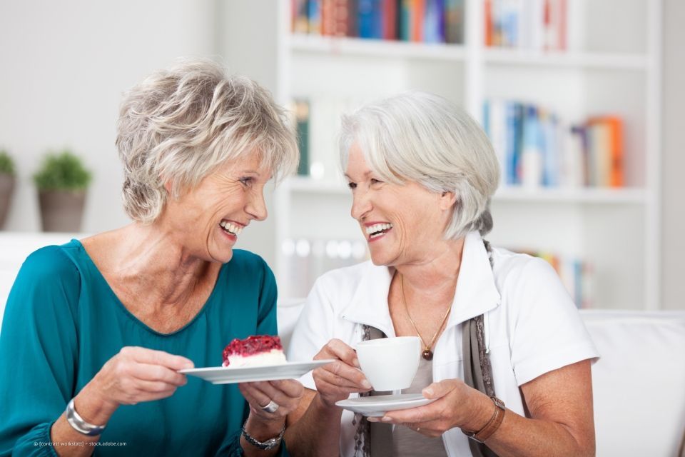 Senioren bei Kaffee und Kuchen