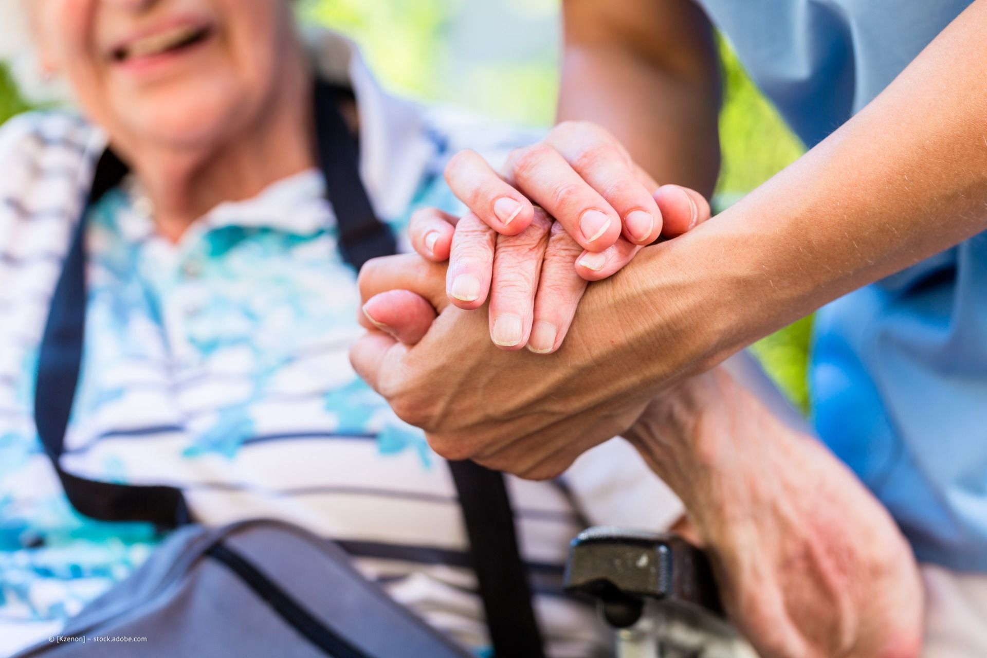Altenpfleger hält Hand