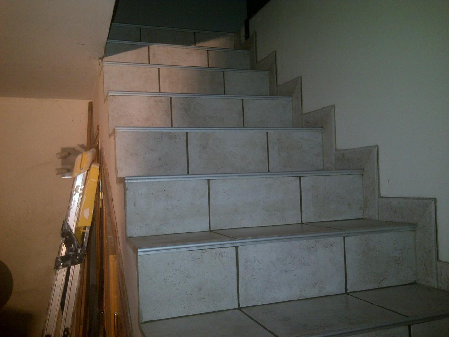Montée d'escalier avec plinthes assorties au sol