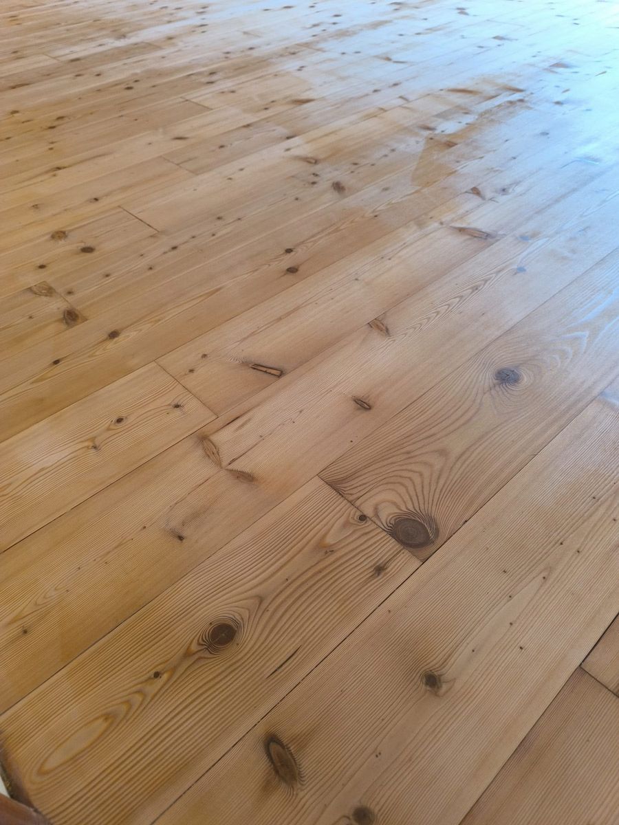 Eine Nahaufnahme eines Holzbodens in einem Raum.