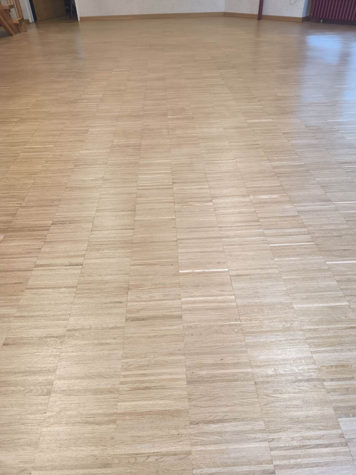 Ein großer Raum mit Holzboden.