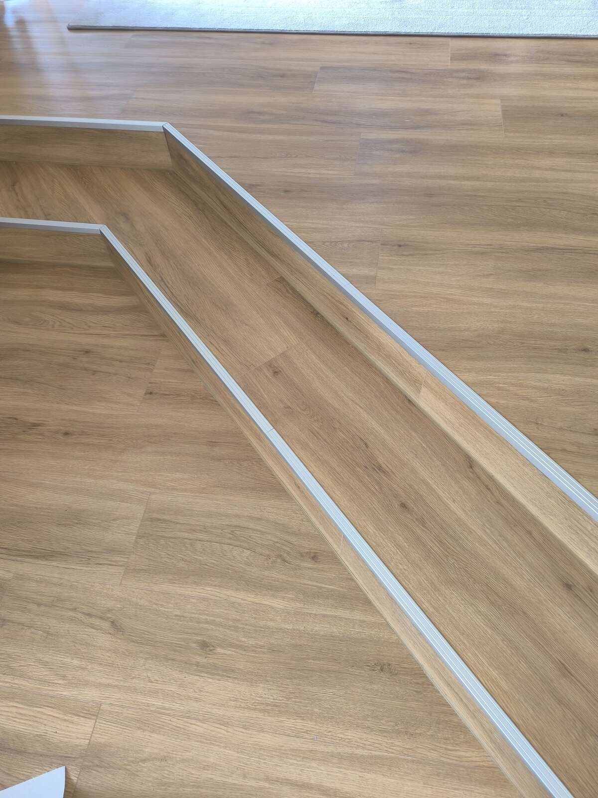 Eine Nahaufnahme einer Holztreppe mit weißer Verzierung.