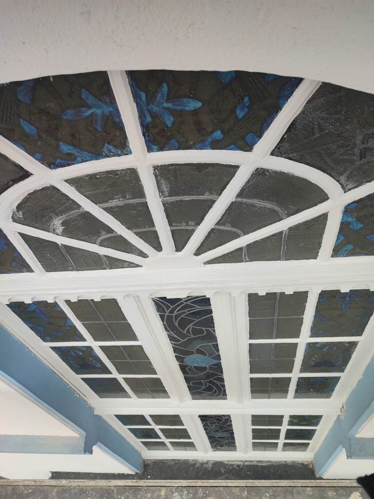 Eine Decke mit einem kreisförmigen Muster darauf