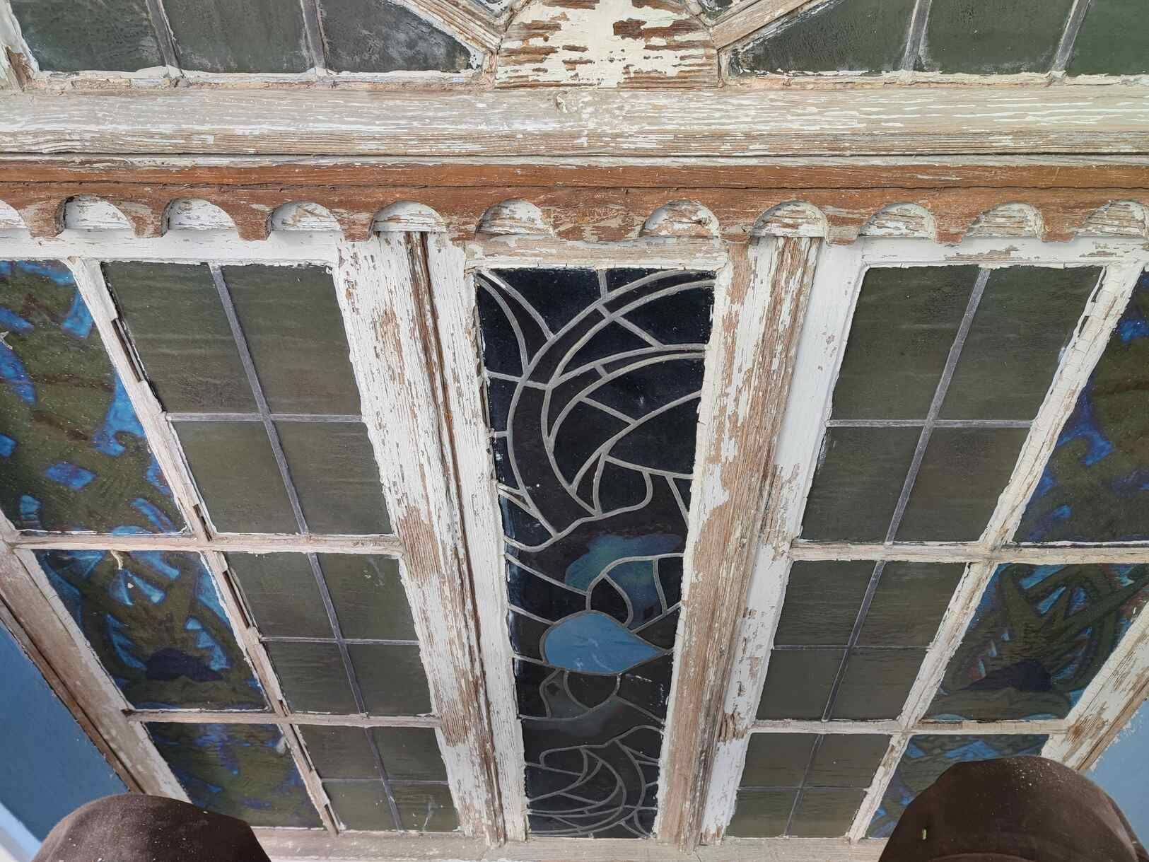 Eine Decke mit Buntglasfenstern und einem Holzrahmen