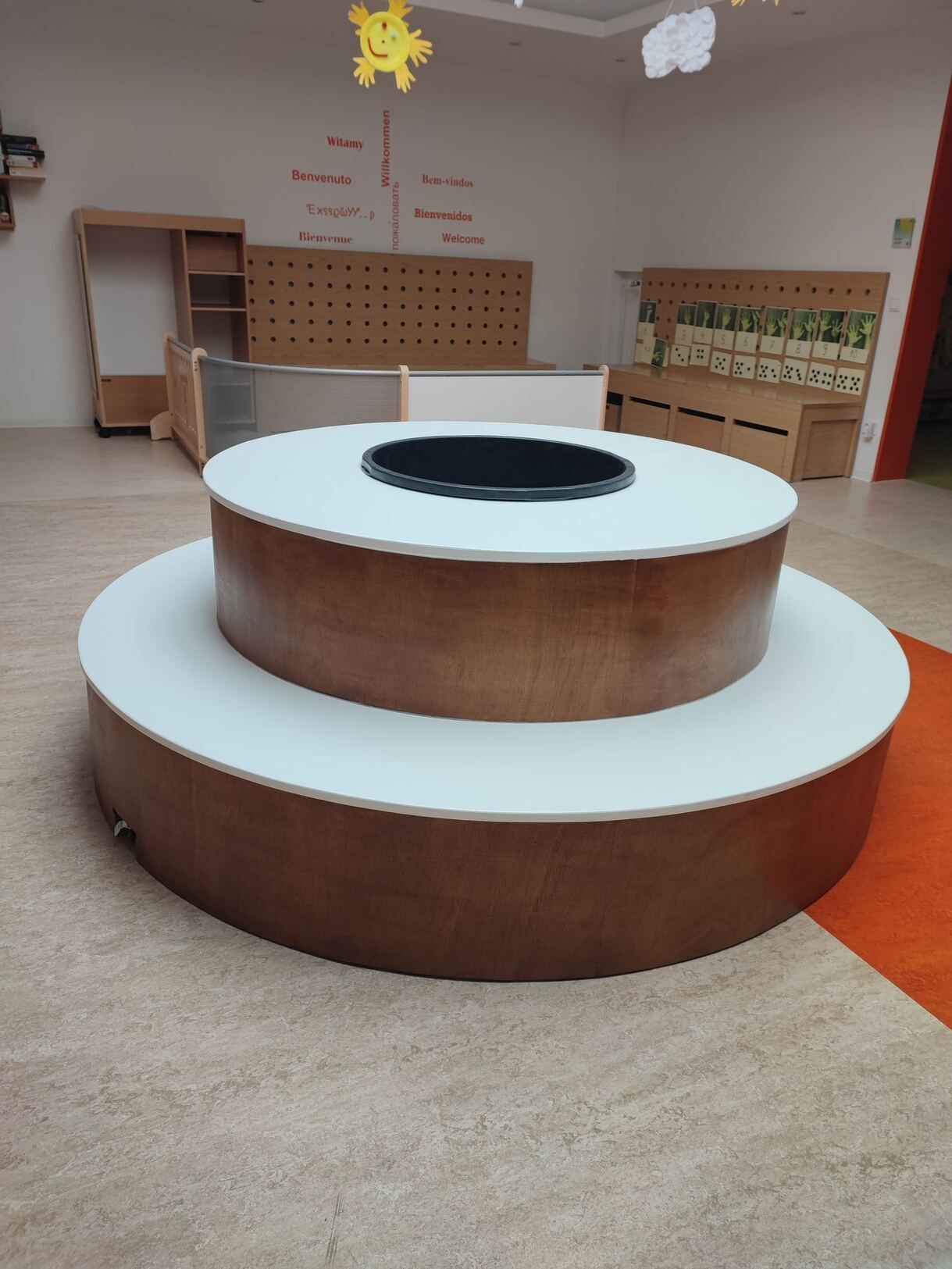 Ein runder Tisch mit einem Loch in der Mitte in einem Raum.