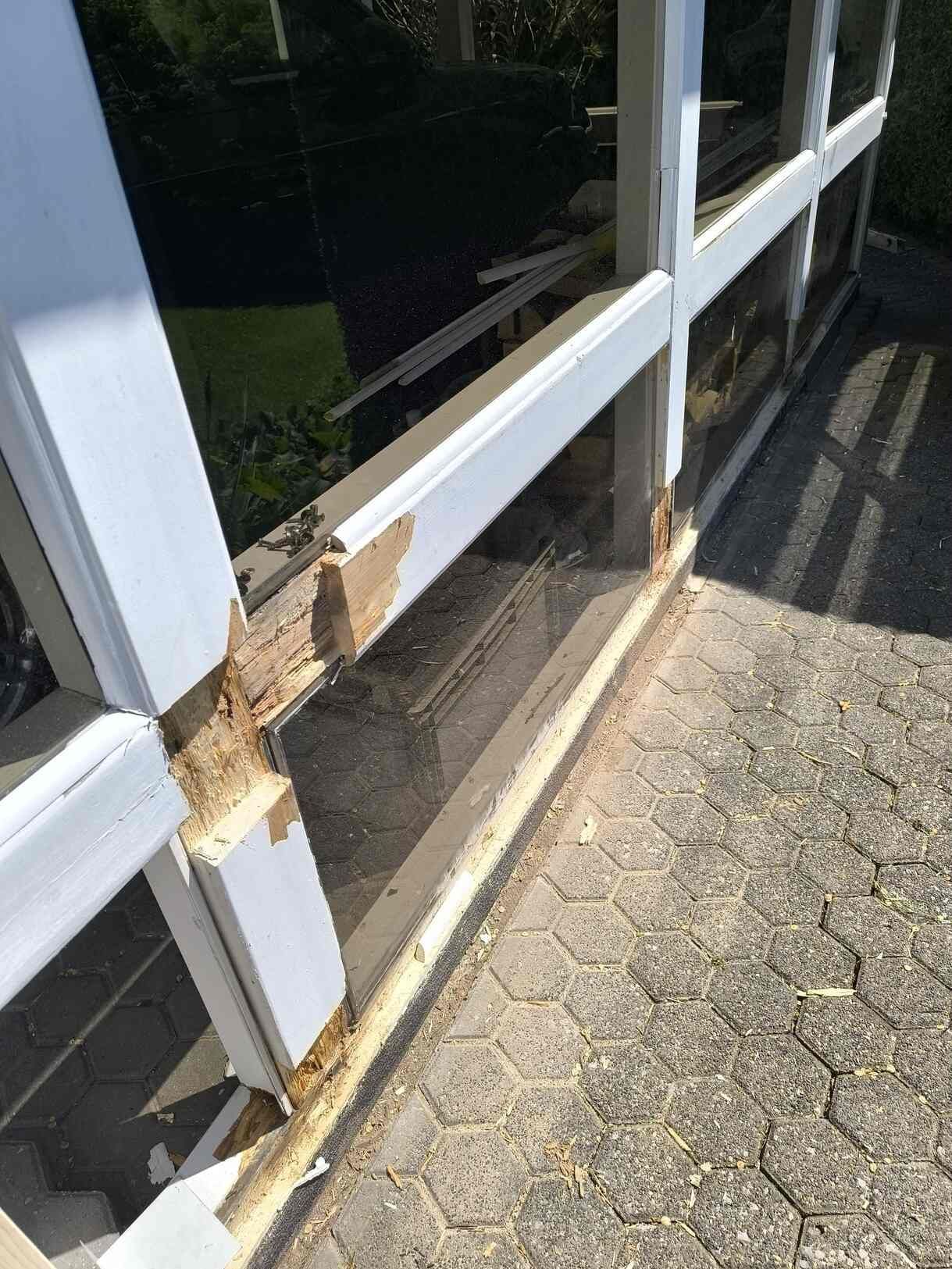 Eine Nahaufnahme eines Fensters mit abblätternder Farbe.