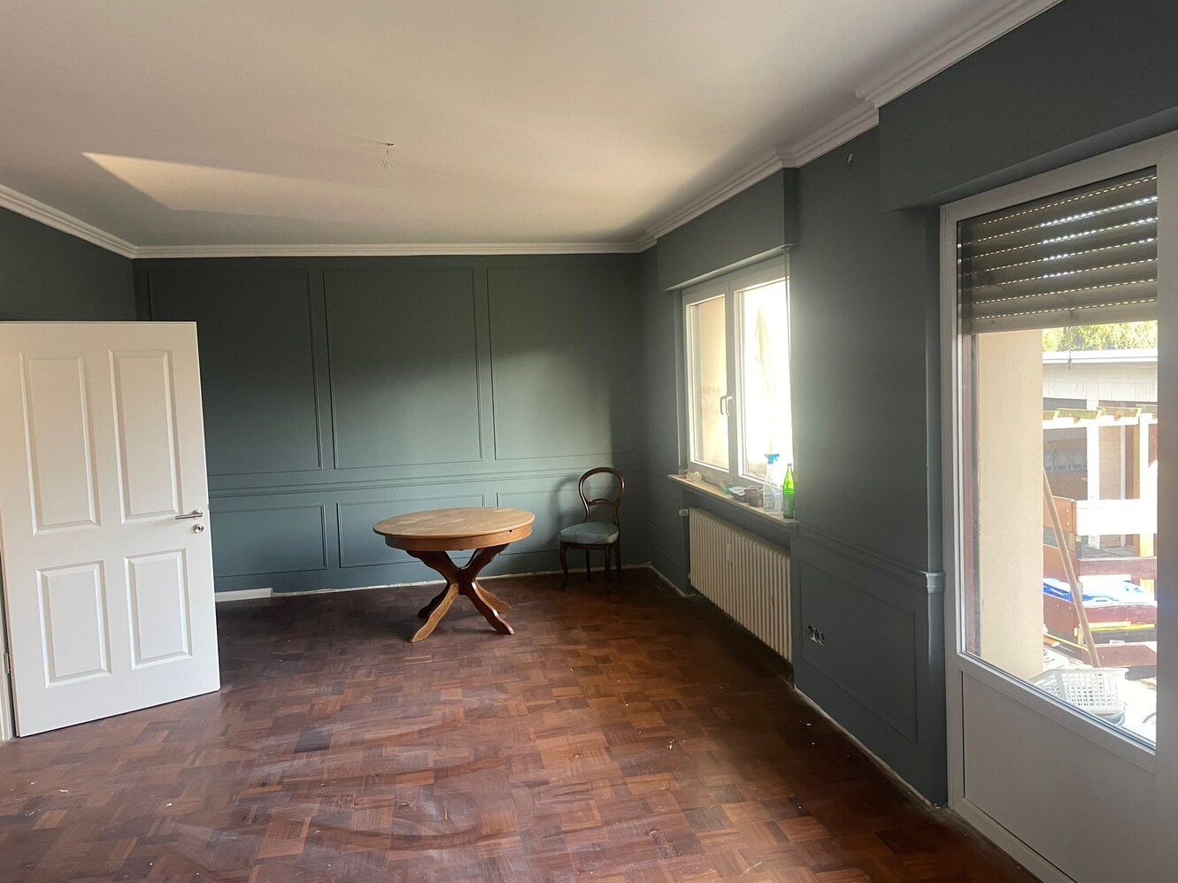 In der Mitte des Raumes steht ein Tisch.