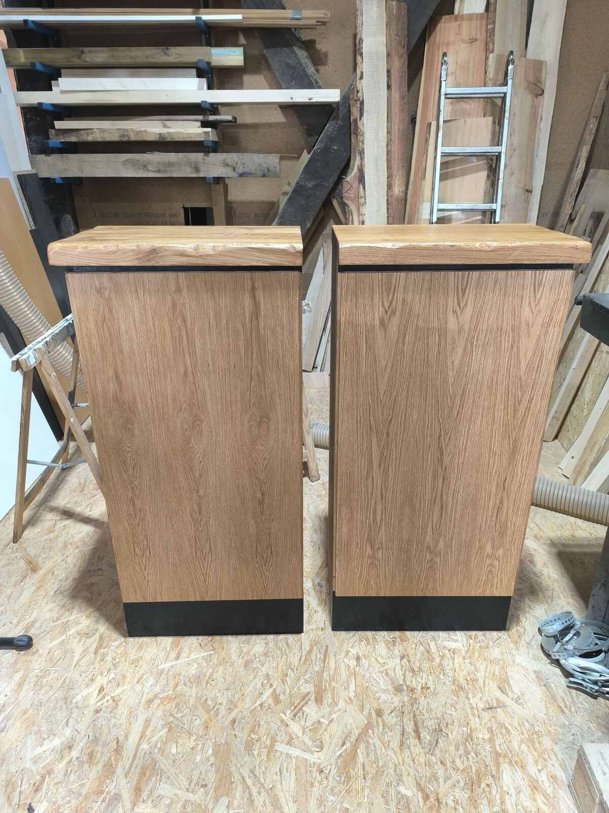 Zwei Holzschränke stehen nebeneinander auf einem Holzboden.