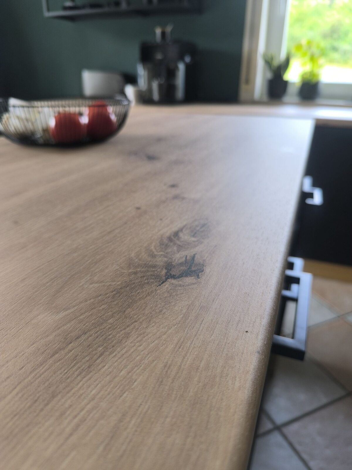 Eine hölzerne Arbeitsplatte in einer Küche mit einer Schüssel darauf.