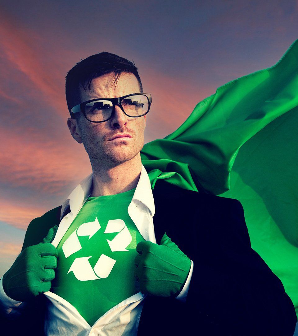 Homme en costume prenant une pose héroïque, un symbole du recyclage au torse