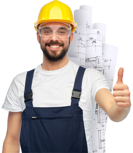 Un artisan portant un casque de chantier devant des plans