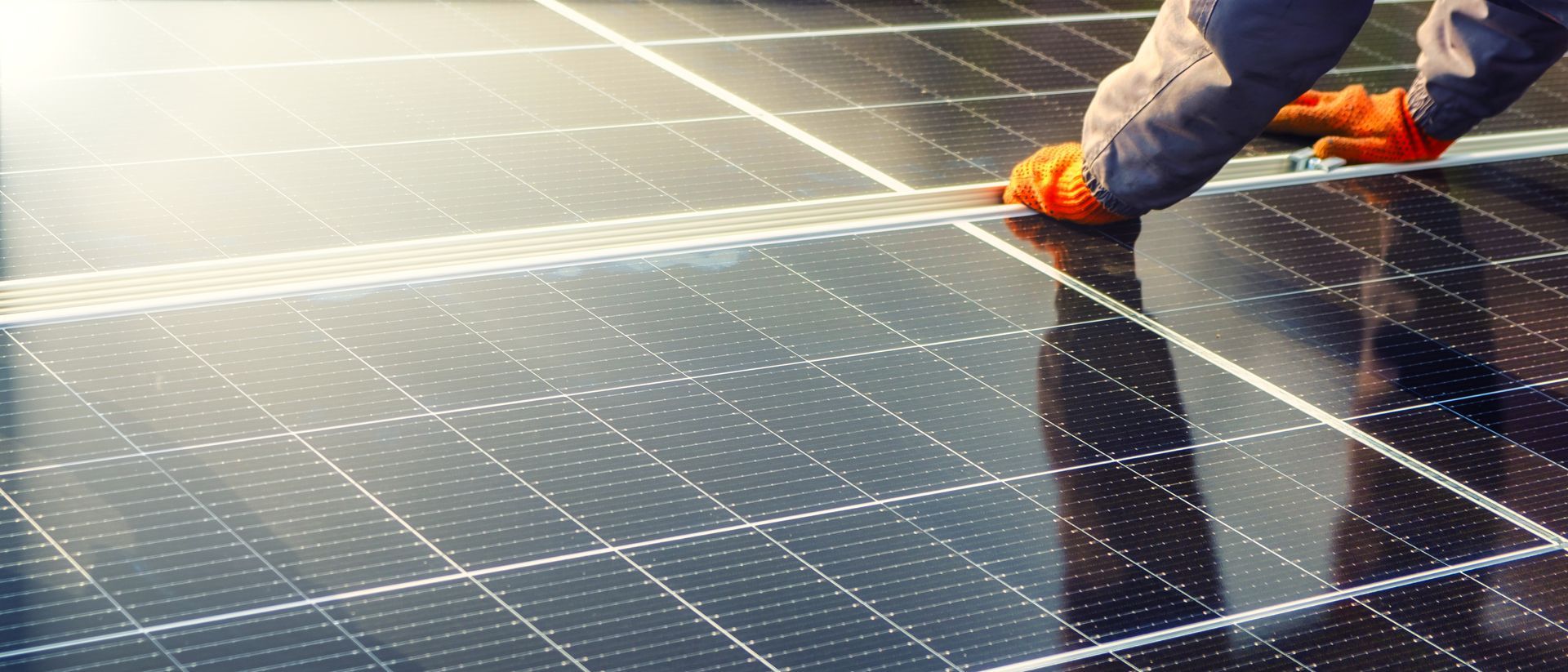 Une personne installe un panneau photovoltaïque