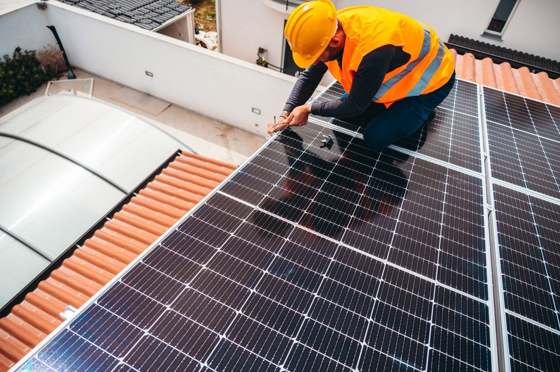 Un homme installe des panneaux photovoltaïques