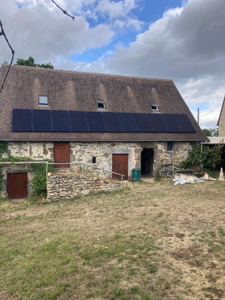 Une vieille grange avec des panneau solaire