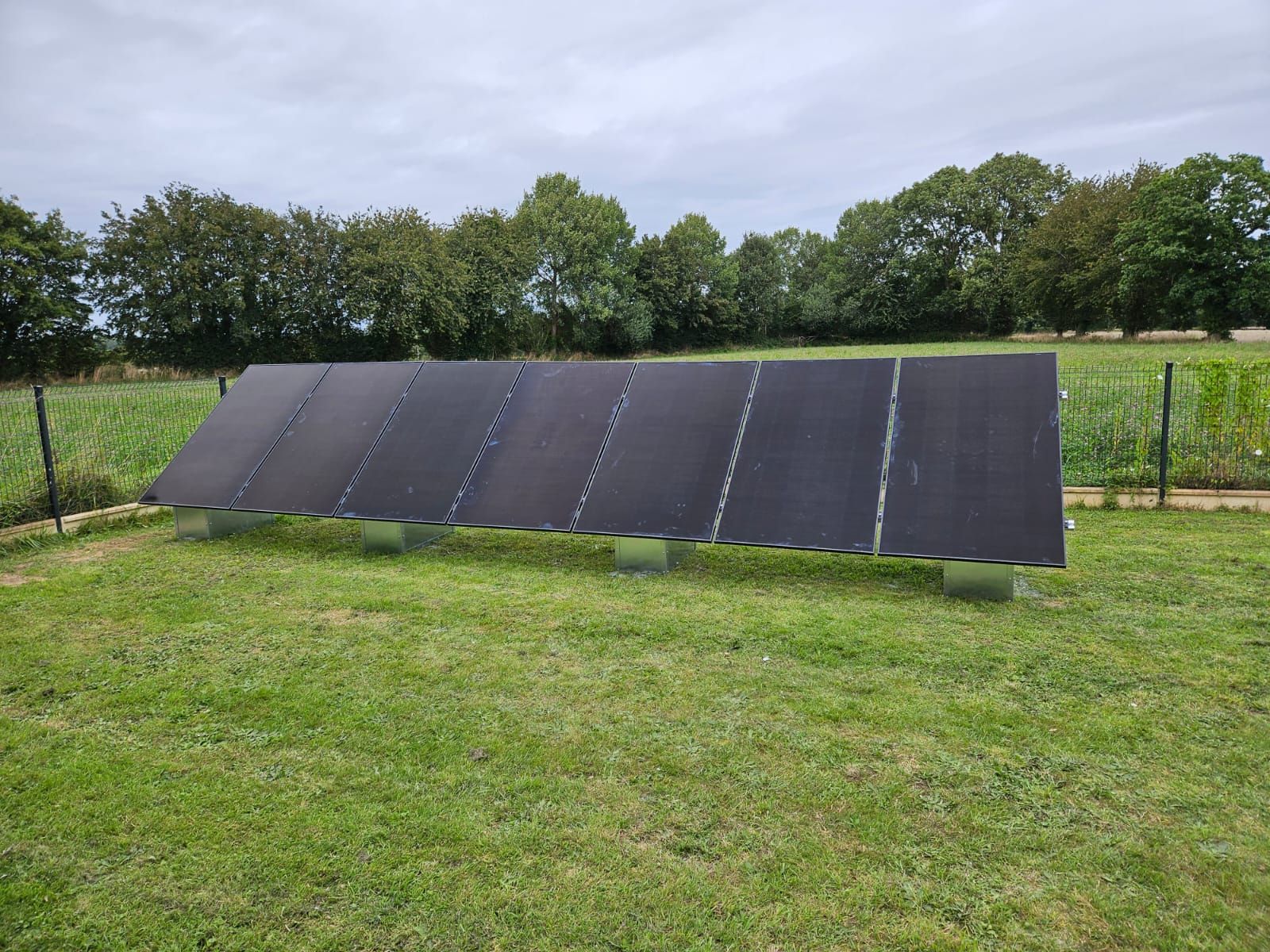 Des panneau solaire sur un terrain vert