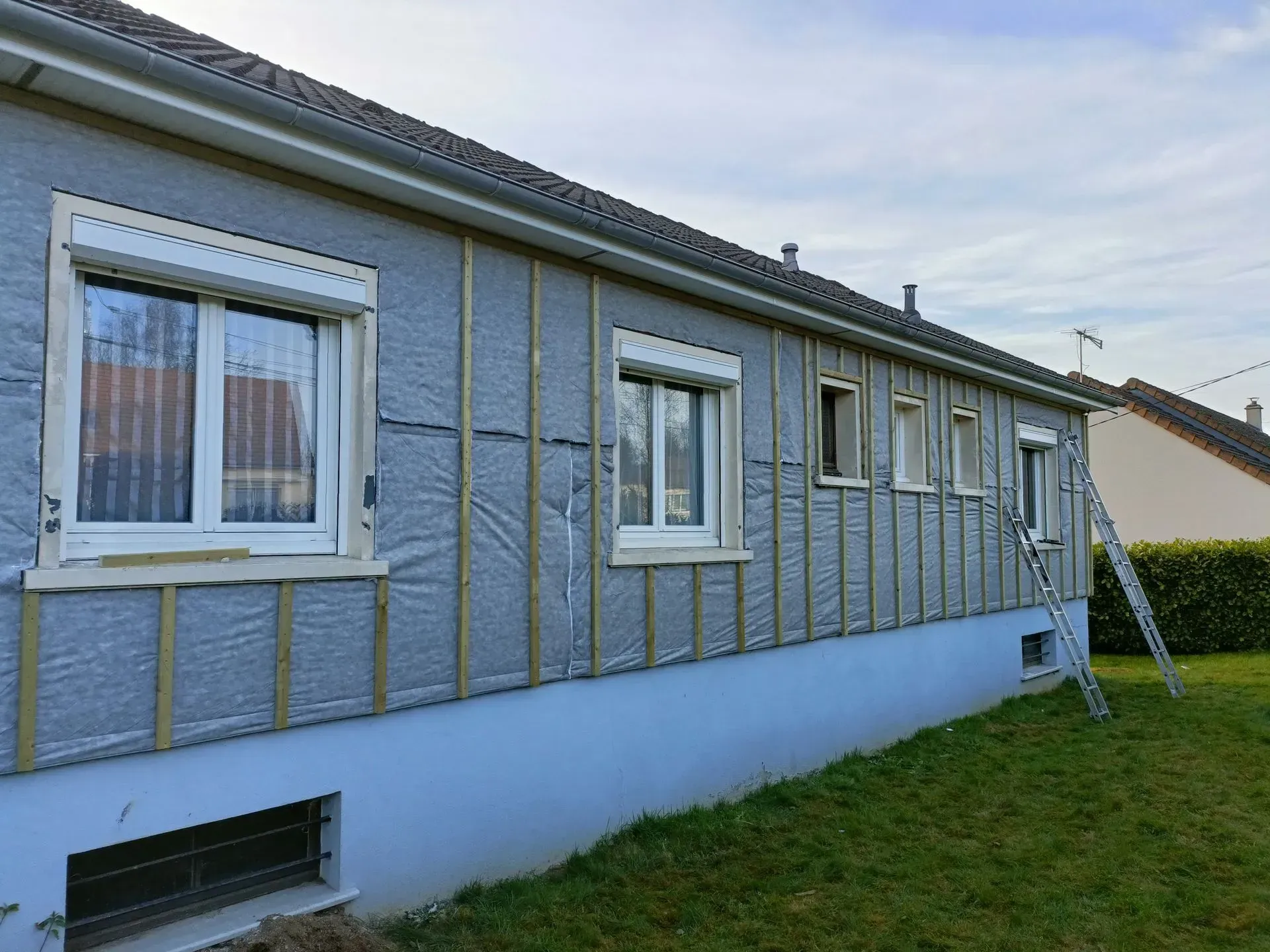 Façade de la maison en plein travaux d'isolation