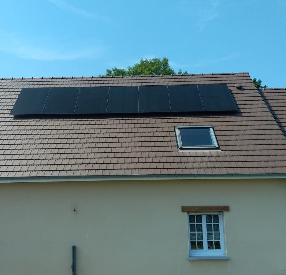 Une toiture d'une maison avec des panneaux solaire