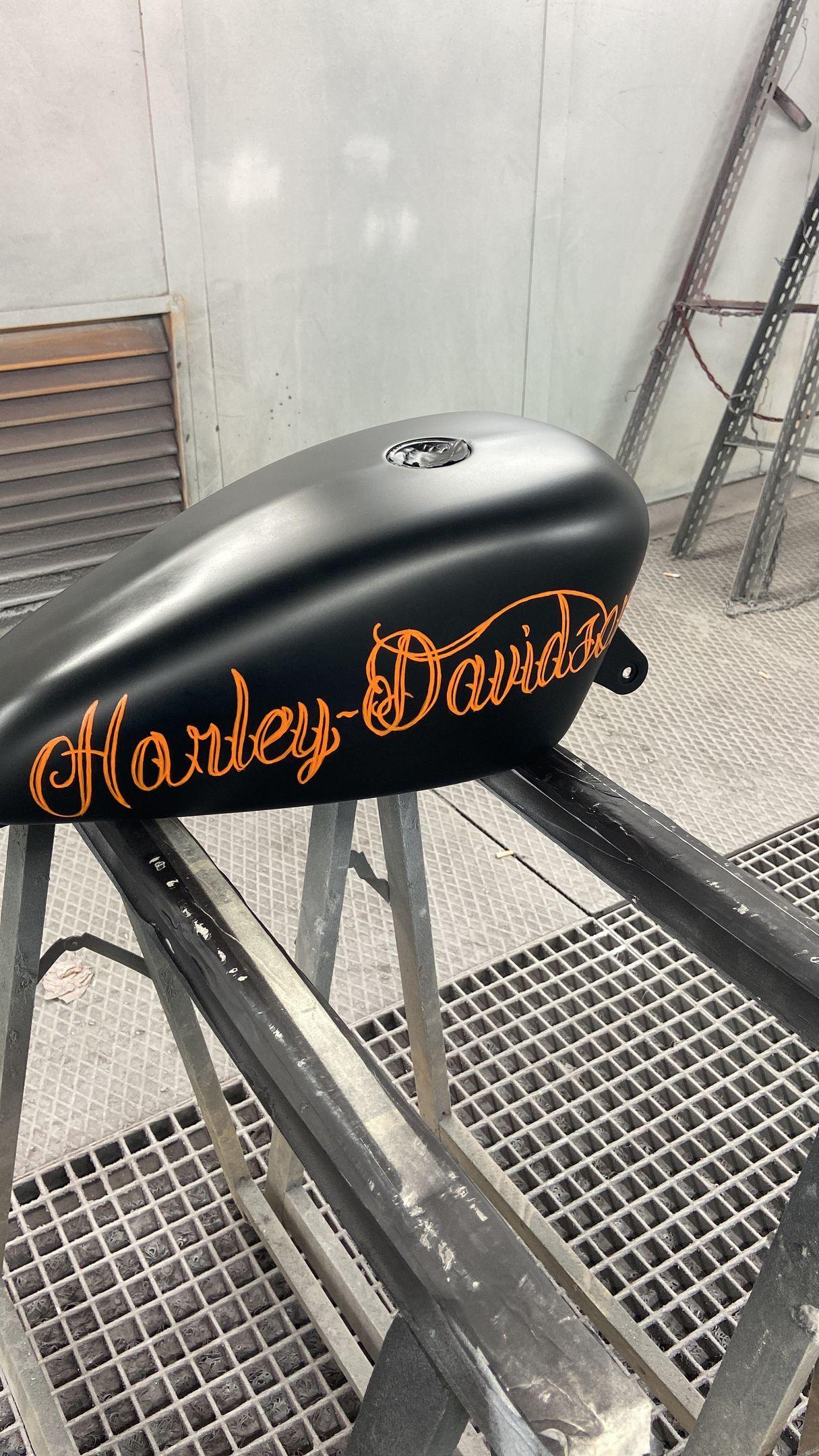 Dipòsit de gasolina de motocicleta negre amb el lema 