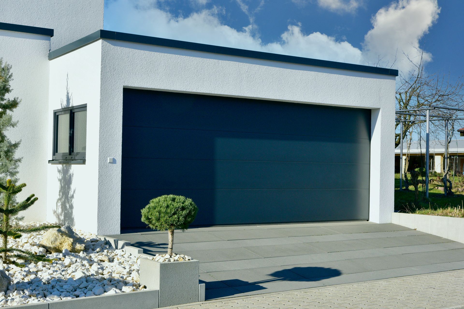 Porte de garage foncée