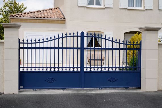 Portail bleu marine en fer