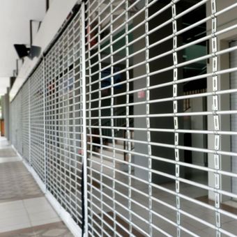 Rideaux métalliques de plusieurs magasins