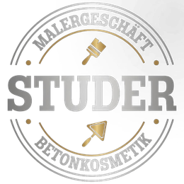 Studer-Logo mit grauer und goldener Schrift und gekreuzten Werkzeugen, beschriftet mit Malergeschäft und Betonkosmetik