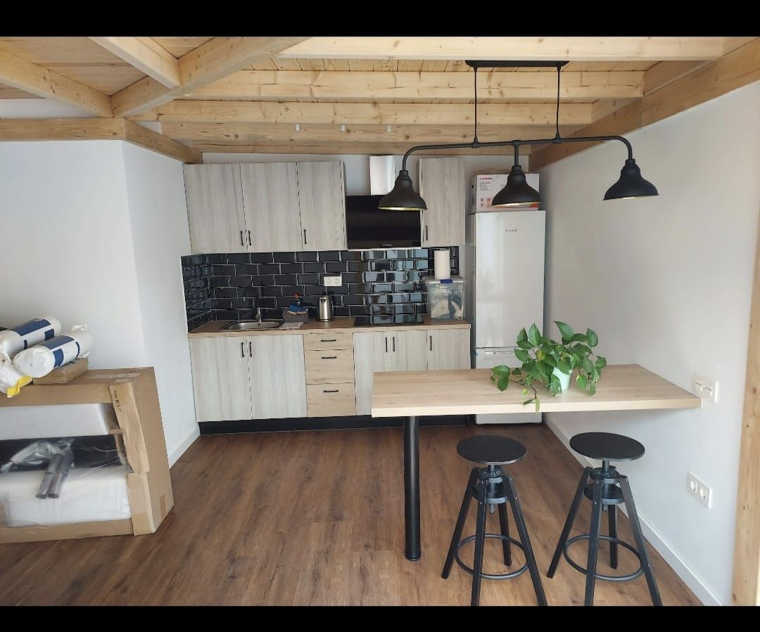 Una cocina con una mesa y taburetes.
