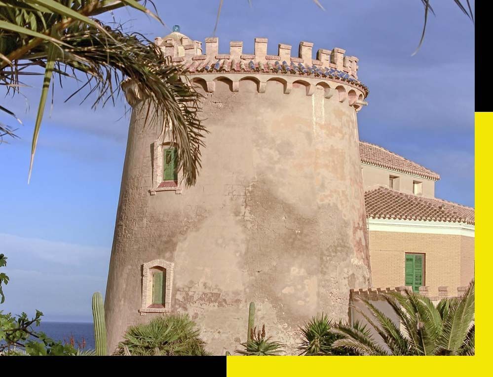 Un hombre con traje y corbata está de pie junto a un coche blanco.
