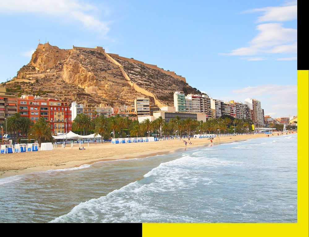 Un hombre con traje y corbata está de pie junto a un coche blanco.