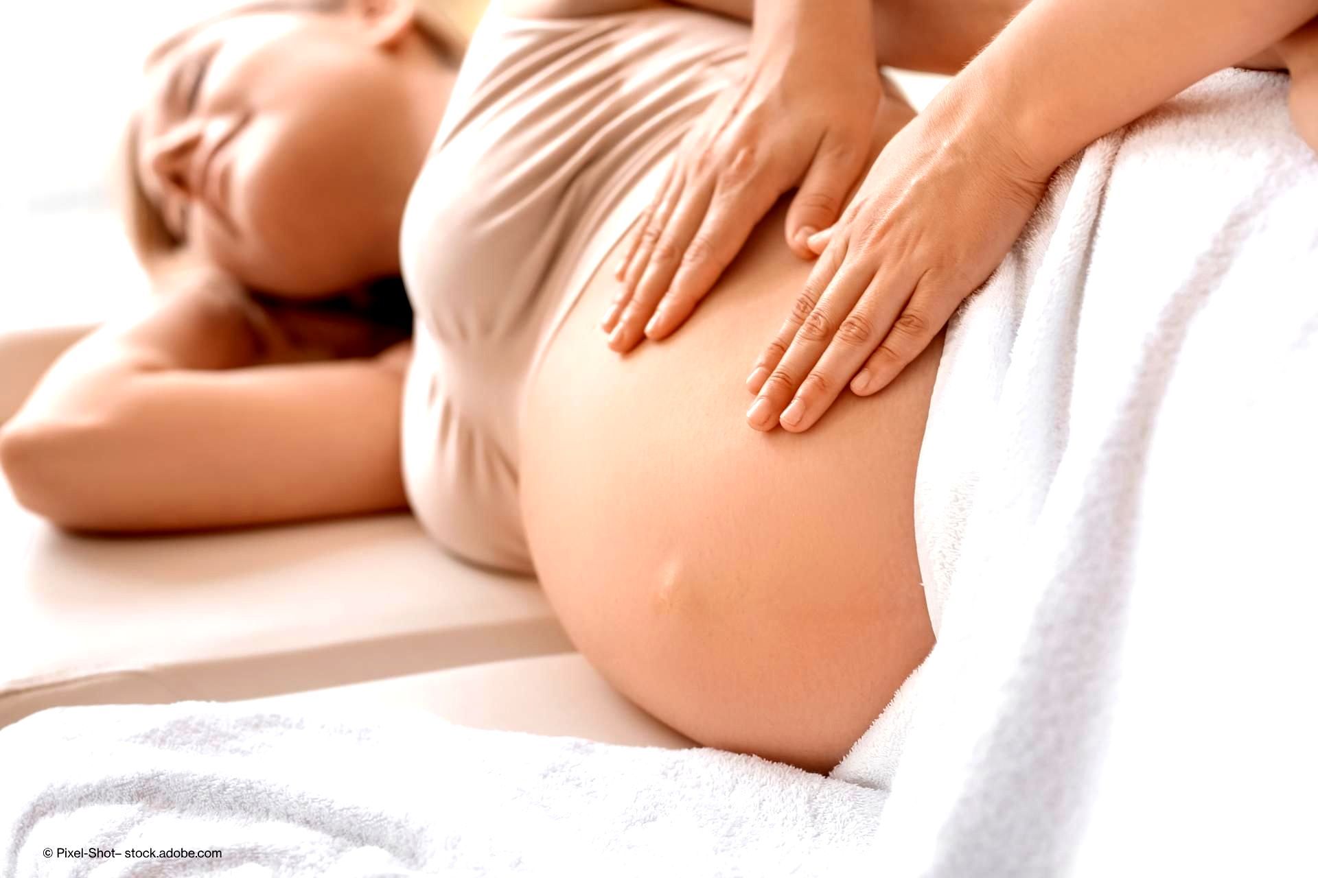 Massage einer schwangeren Frau