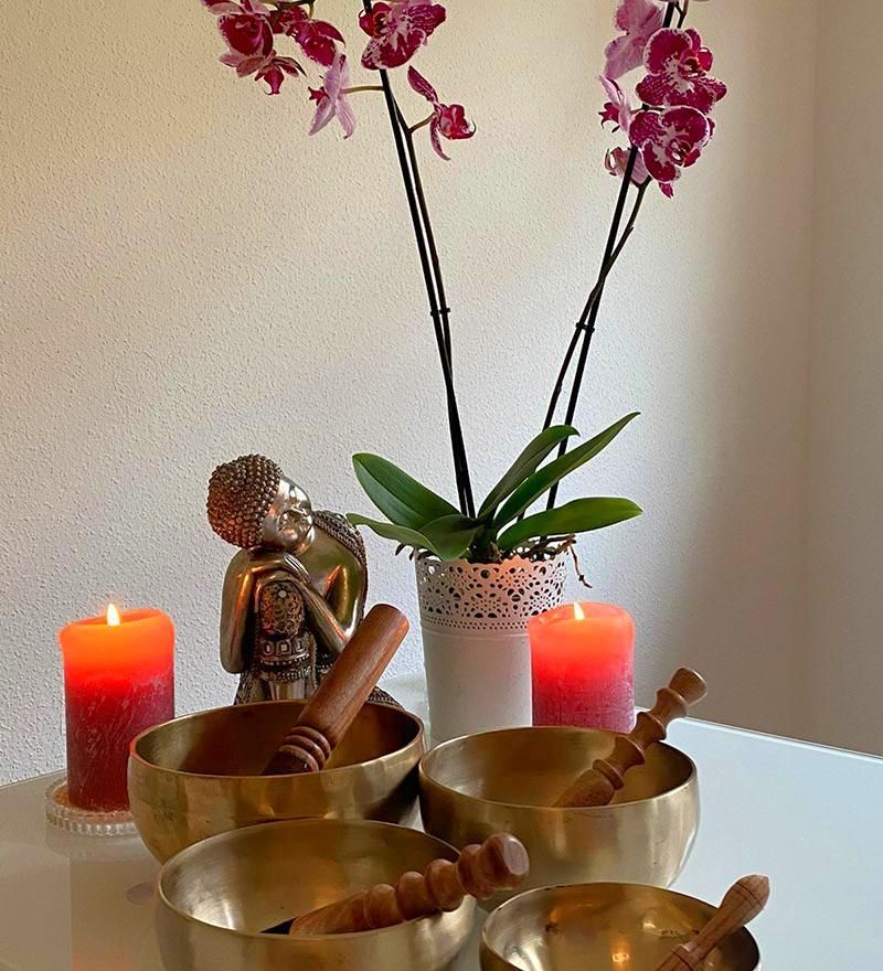 Klangschalen mit Kerzen