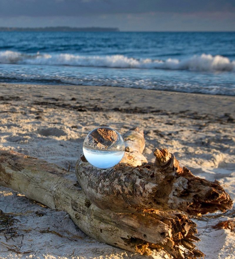 Glaskugel an einem Strand