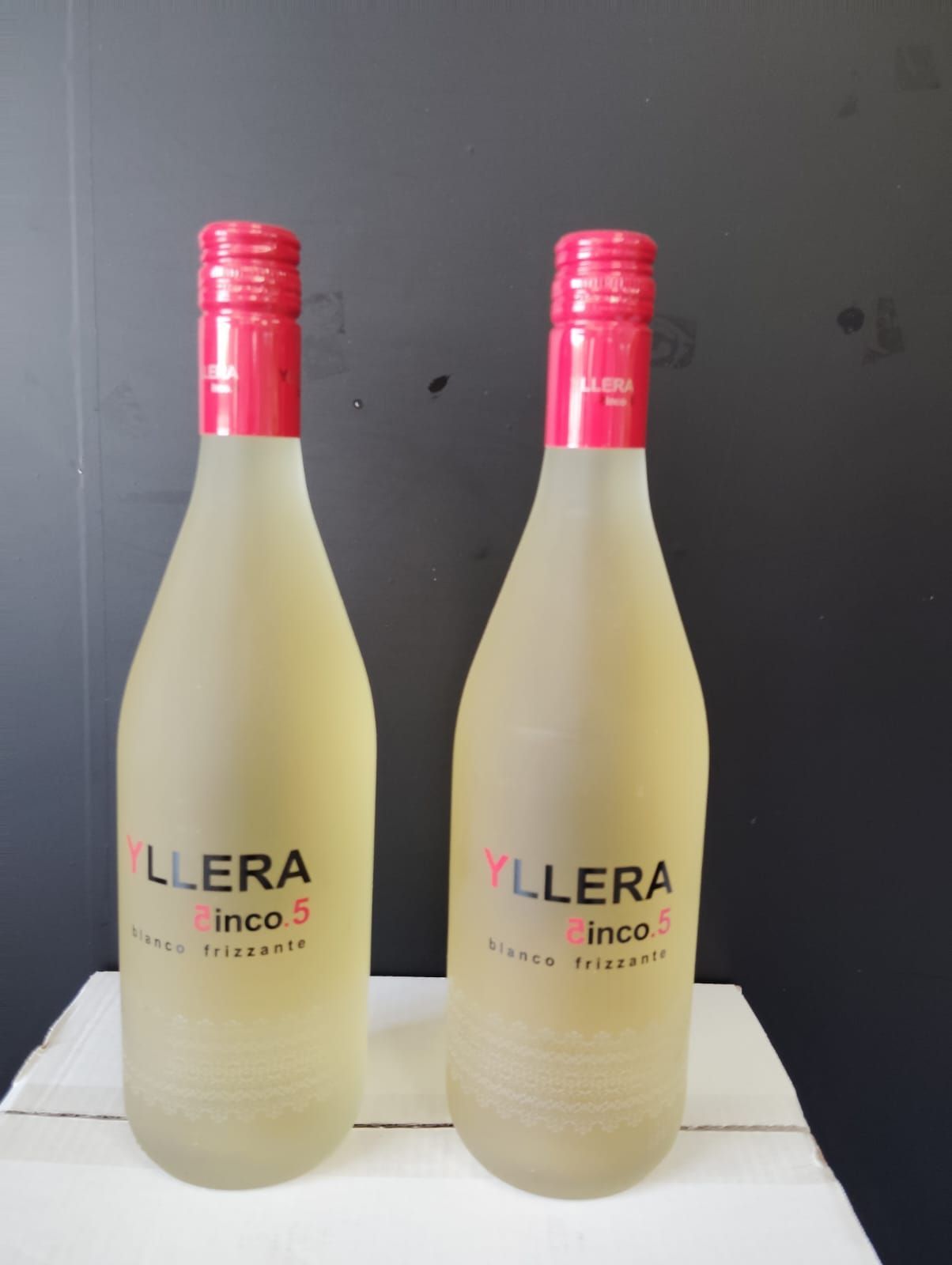 Dos botellas de llera inco se encuentran en una caja blanca