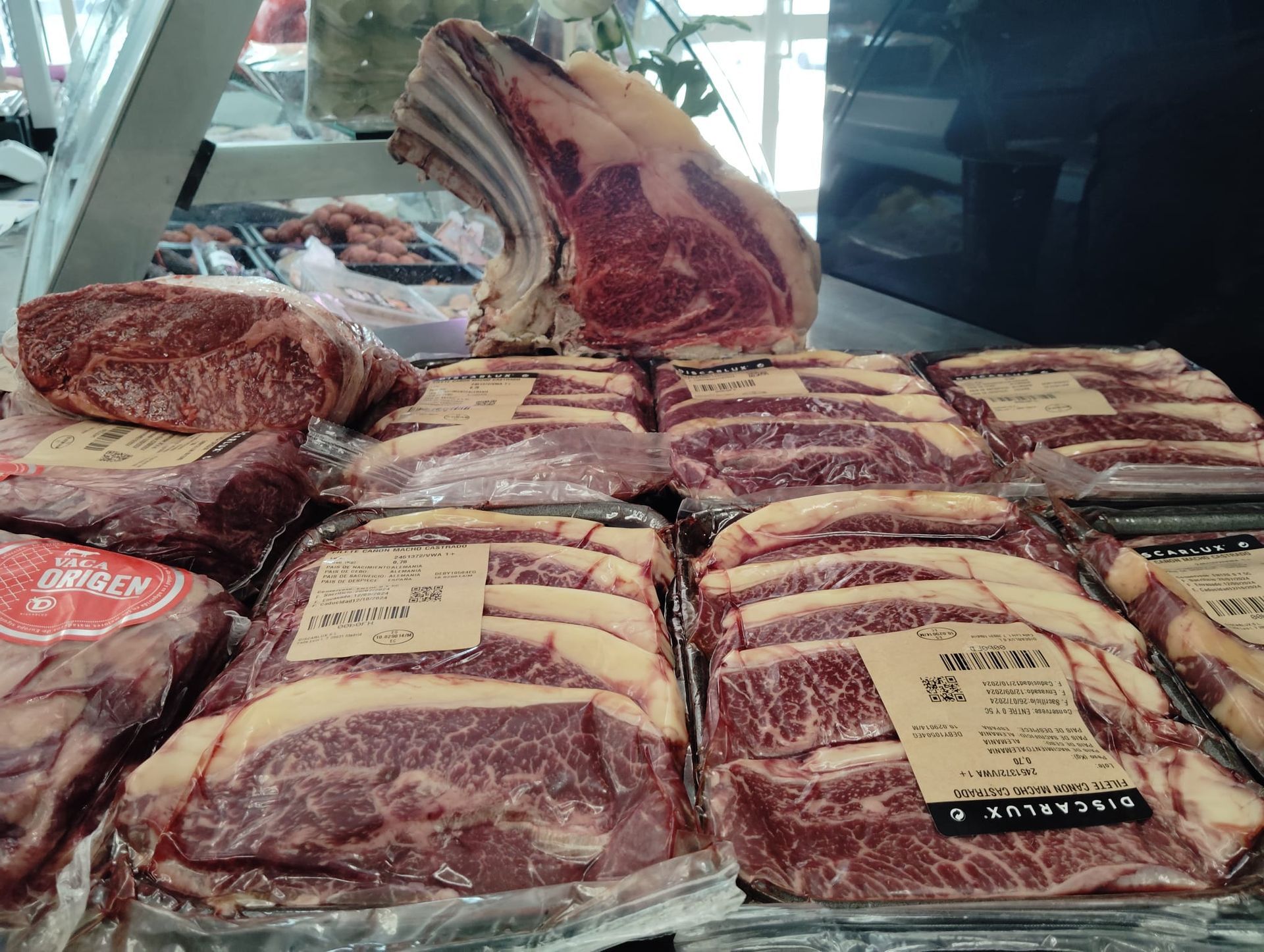 En un estante de una carnicería se exhiben diversos filetes.